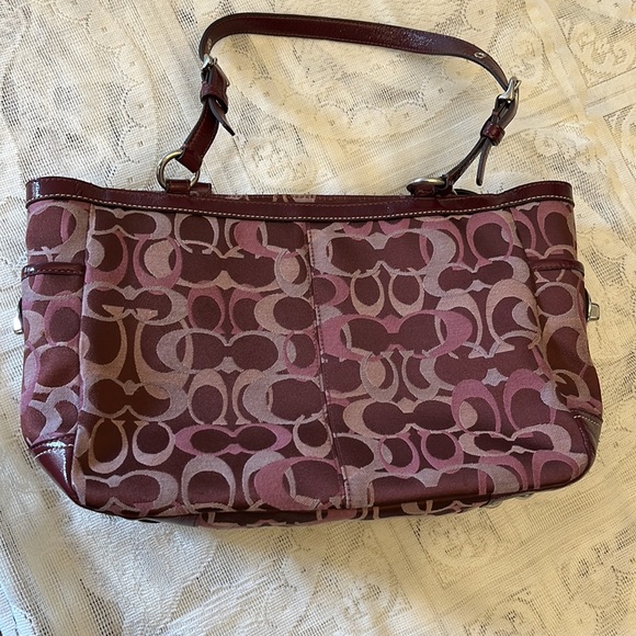 Beautiful Coach signature handbag, near perfect condition, burgundy - Picture 7 of 8
